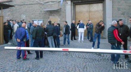 зрее нов протест служителите затворите искат повече пари