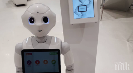 робот посреща клиентите дск