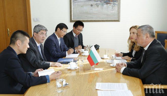 ПЪРВО В ПИК! Вицепремиерът Симеонов с важна среща с китайския посланик Джан Хайджоу заради скандал с българската роза
