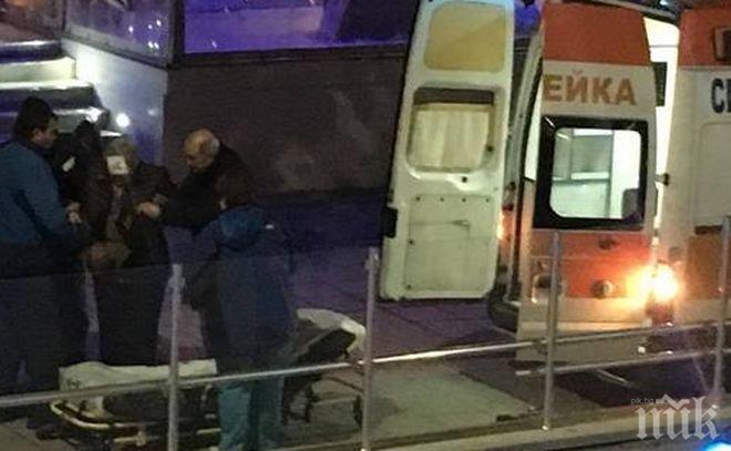 ИЗВЪНРЕДНО! Линейка откара жена с окървавена глава от кафе в центъра на Бургас