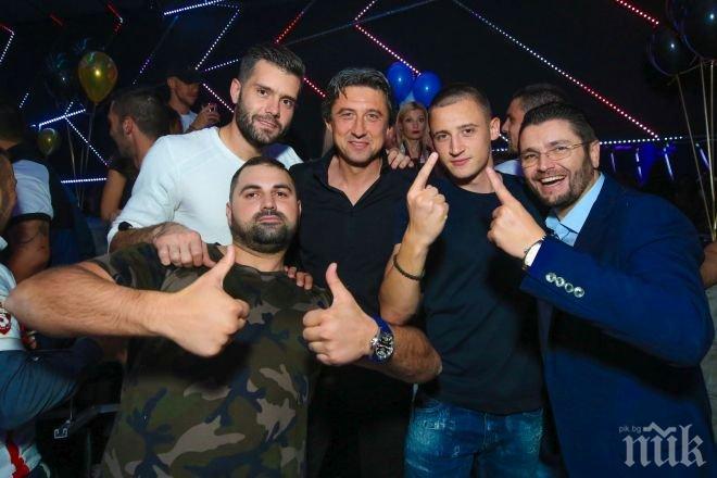 Г-Н РОСИ, НЕ ЧЕТЕТЕ ТОВА! Левски на бар със скандална сексбомба (СНИМКИ)