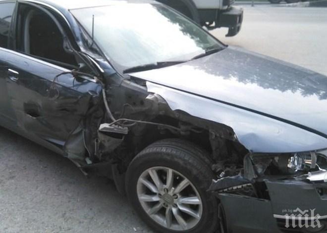 Девет деца са пострадали, след като автомобил се е врязал в училище в Австралия