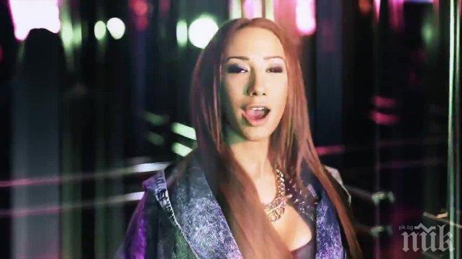 Слуги носят закуска на Лили Стефанова в леглото на милионерски син