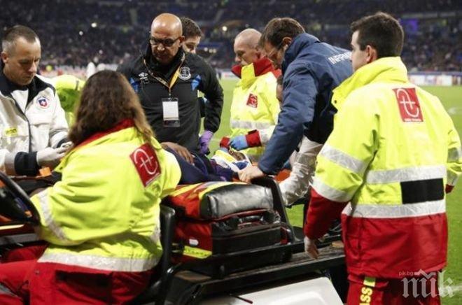Получилият тежка травма играч на Евертън ще нощува в болницата в Лион