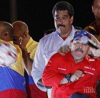 Любопитно! Николас Мадуро игра футбол с Диего Армандо Марадона
