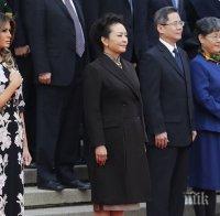 Стил! Мелания Тръмп се появи в рокля с китайски мотиви на церемонията по официалното посрещане на американския президент в Пекин