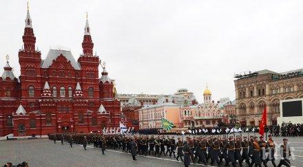 путин присъства парада москва годишнината октомврийската революция