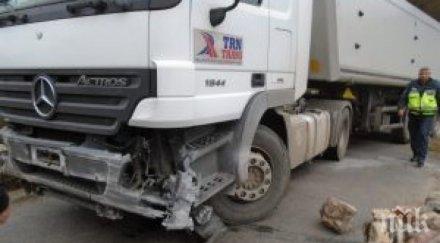 сръбски тир увисна мост трънско