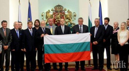 президентът румен радев изпрати българските полярници трикольор