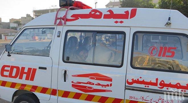 Трагедия! Най-малко 24 загинали, след като автобус падна в пропаст в Пакистан