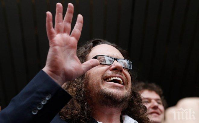 Осъден за измами се подреди на опашката за стола на Путин (СНИМКИ)