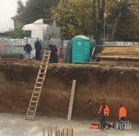 УЖАС! Работник падна в изкоп, борят се за живота му (СНИМКИ)