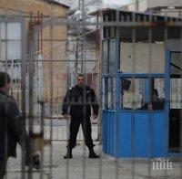 Служителите в затворите започват протест с трикольорни лентички