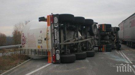 кръв магистрала тракия цистерна обърна шофьорът загина