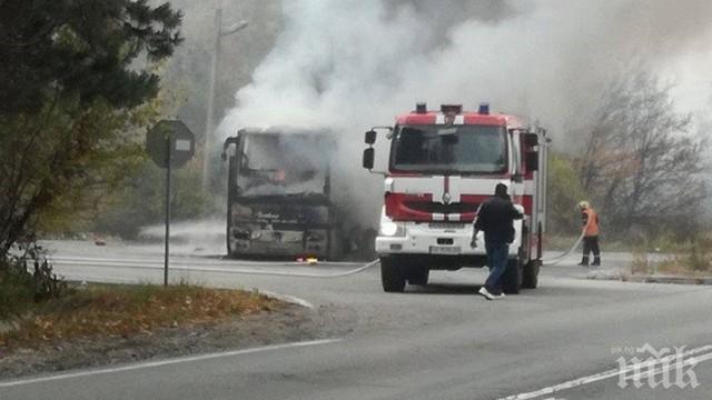 Изгоря автобусът на театъра в Разград