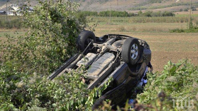 Тежа катастрофа край Ботевград, лек автомобил самокатастрофира
