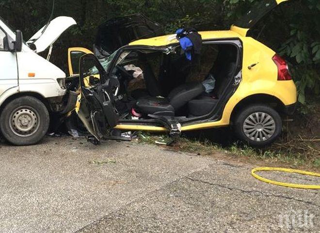 Камион размаза такси на възлов булевард във Враца