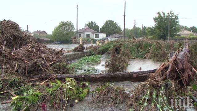 БЧК раздава помощи на пострадалите при наводненията в Бургас