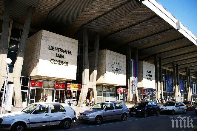 ОТ ПОСЛЕДНИТЕ МИНУТИ! Централна гара в София е под блокада, почерня от полиция (ОБНОВЕНА/ВИДЕО)