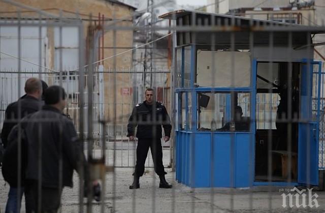 Служителите в затворите започват протест с трикольорни лентички