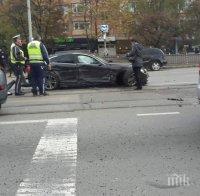 КАТАСТРОФА! Две коли са се ударили в центъра на София, движението е блокирано