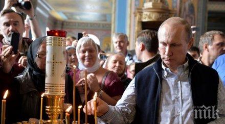 путин влиза манастир