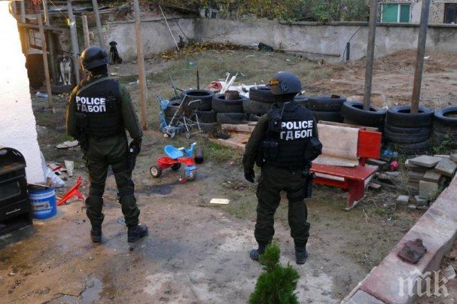 СПЕЦОПЕРАЦИЯ! МВР и ДАНС задържаха група за трафик на мигранти! Мизата на бежанец била до 6 хиляди евро (СНИМКИ)