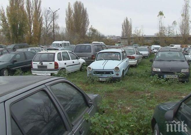 За пример! Общината във Варна започна прочистване на града от изоставени по улиците автомобили