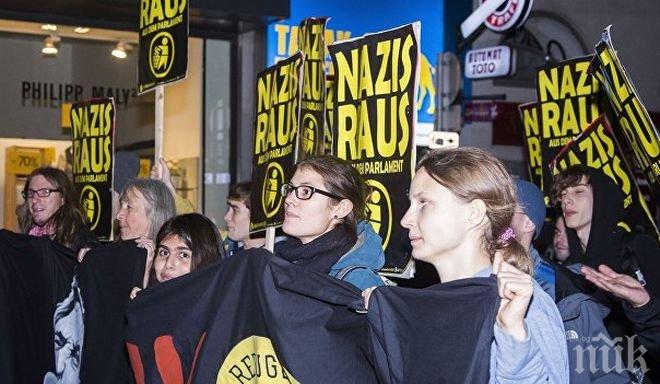 Във Виена се проведе факелно шествие срещу влизането на дясната Австрийска партия на свободата в новото правителство