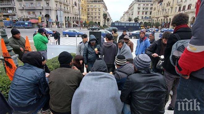 Бежанци превърнаха централния площад на Солун в катун
