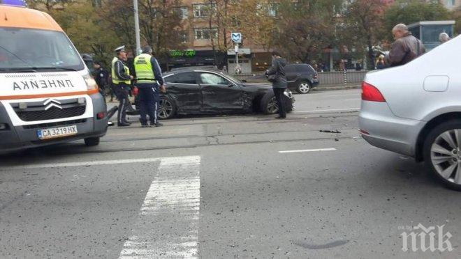 КАТАСТРОФА! Две коли са се ударили в центъра на София, движението е блокирано