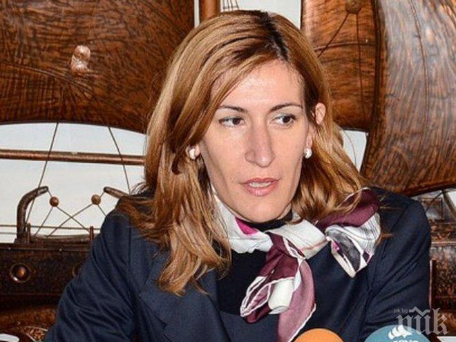 Ангелкова сдържана: Няма да налага крайни забрани за преместваемите обекти по плажовете