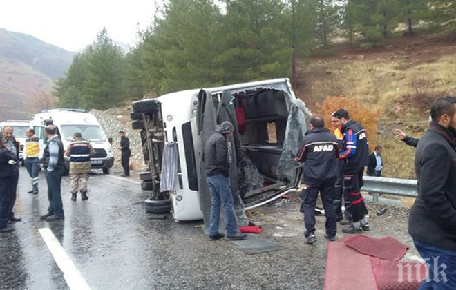 Двама загинали и 18 ранени, след като автобус се преобърна в Турция