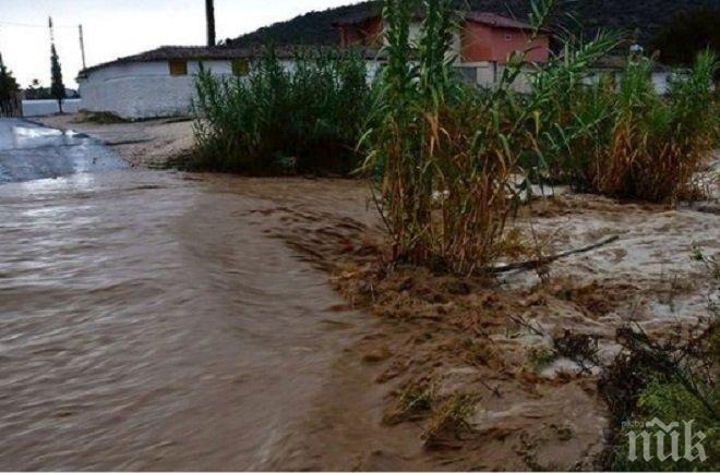 Ужас край Атина! Наводнения взеха най-малко пет жертви (СНИМКИ/ВИДЕО)