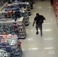 Екшън! Бразилски полицай застреля крадци, държейки в ръце малкия си син (ВИДЕО)