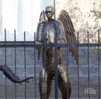 Скулптор извая статуя на Путин като крилата мечка (ВИДЕО)