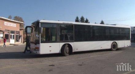 автобус пълен пътници разпадна движение снимки