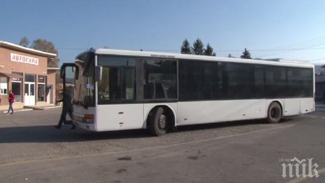 Автобус пълен с пътници се разпадна в движение (СНИМКИ)