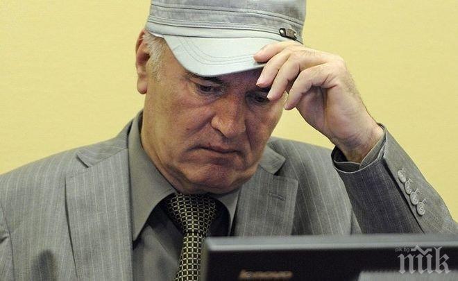 Докато му четат присъдата, Младич иска да го пуснат до тоалетната