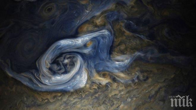 НАСА: Супер буря връхлетя Юпитер