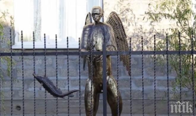 Скулптор извая статуя на Путин като крилата мечка (ВИДЕО)