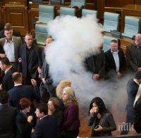 Екшън в Косово! Арестуваха лидера на опозицията, пуснаха на депутатите сълзотворен газ