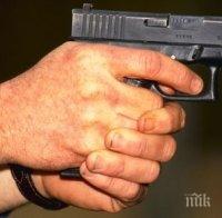 ДИВ ЕКШЪН! Старец опря пистолет в главата на съселянин