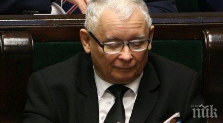 влиятелният полски политик чете книга котки парламента