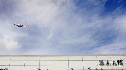 инцидент самолет автомобил поддръжката блокира летището глазгоу няколко часа