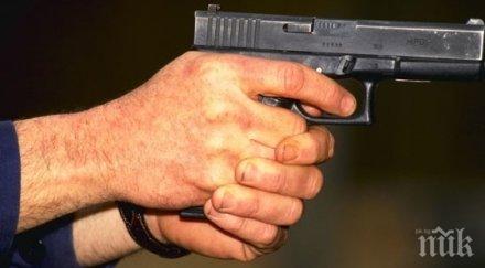 див екшън старец опря пистолет главата съселянин