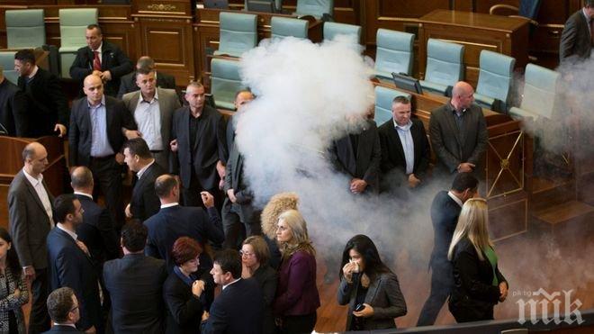 Екшън в Косово! Арестуваха лидера на опозицията, пуснаха на депутатите сълзотворен газ