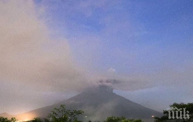 Бали в треска, предупреждават самолетите да летят внимателно заради опасност от изригване на вулкан