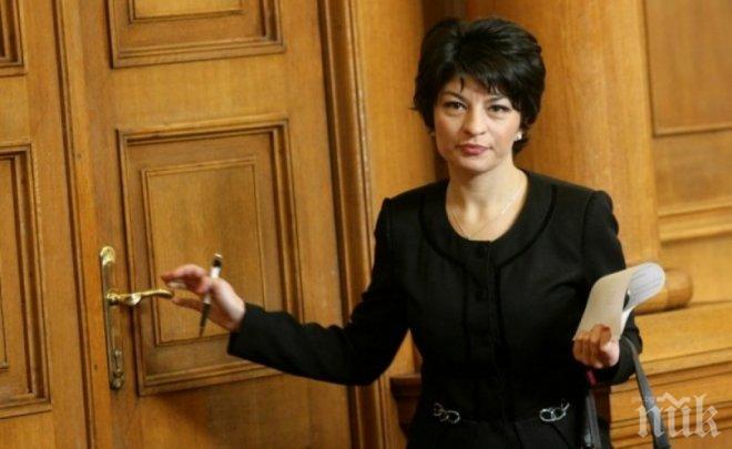 САМО В ПИК И РЕТРО! Деси Атанасова пропищя от колежки в парламента
