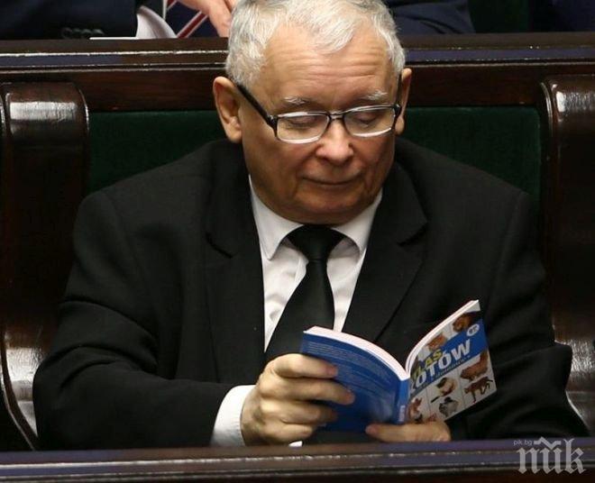 Най-влиятелният полски политик чете книга за котки в парламента 